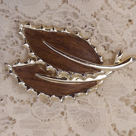 Vintage Jewelry - Vintage Sarah Coventry Leaf Brooch Woodgrain Wood Look Details
